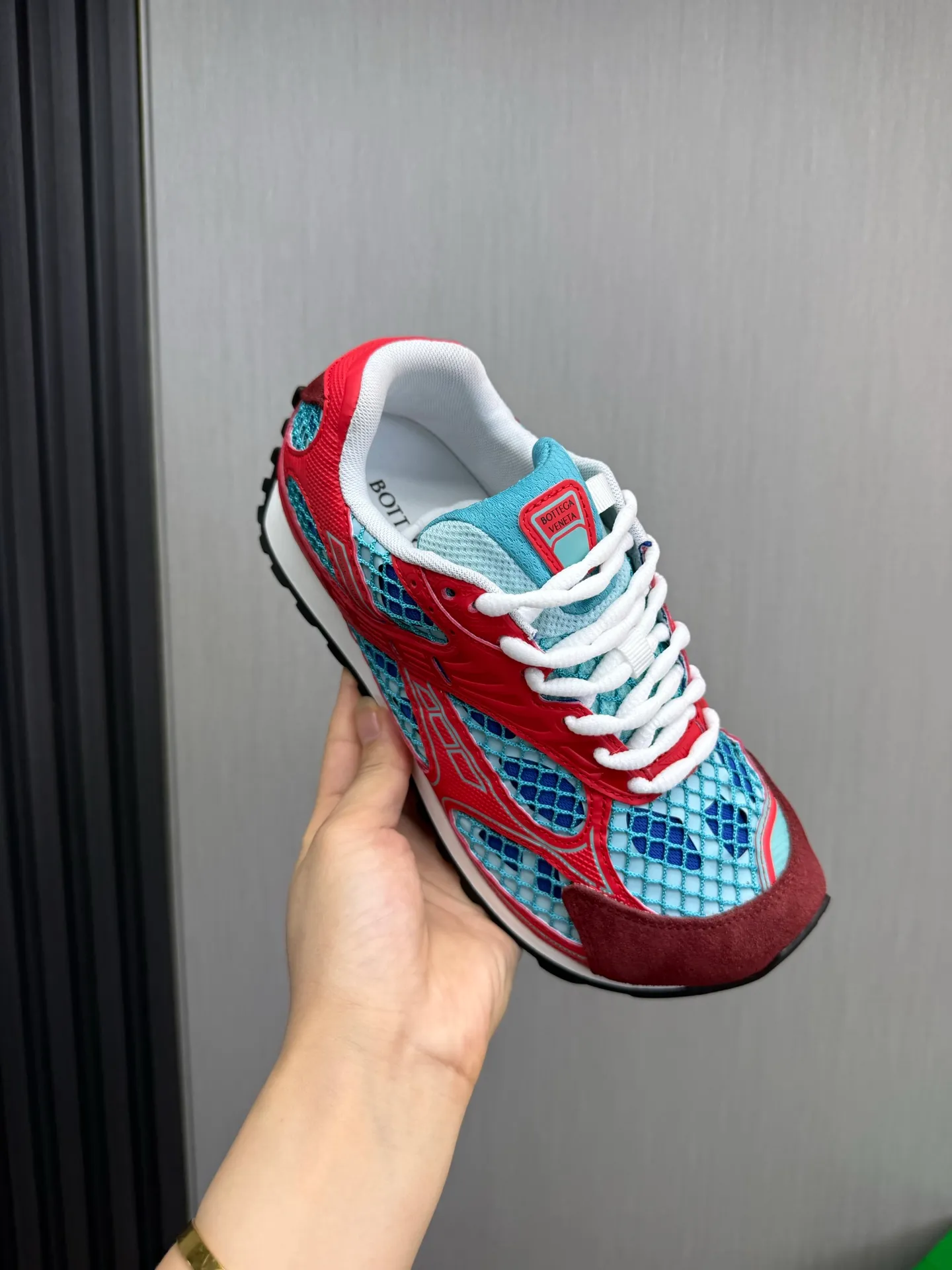 Men's men's shoes 💰620💰 BV top version 𝘽𝙊𝙏𝙏𝙀𝙂𝘼 𝙑𝙀𝙉𝙀𝙏𝘼 Orbit sneakers Wang Yibo same style couple style dad shoes 🩷💚 Runner sneakers, made of lightweight technical mesh fabric. Features a geometric patterned rubber outsole. Pay attention to the package craftsmanship ❕ High version shipping ❗️ Very nice, durable to play with and durable to make ✔️ Standard version 💯💯 The outsole is made of color-blocked TPU outsole. Women’s model 35-41 (40 41 customized) Men’s model 39-46 (45.46 customized) Equipped with original packaging